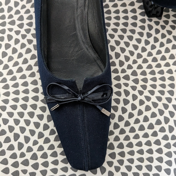 Stuart Weitzman kitten heels navy size 7.5 very narrow - Picture 2 of 4